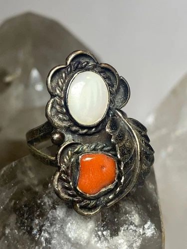 CORAL RING MOP SIZE 9.50 NAVAJO FEATHERS STERLING SILVER WOMEN: CORAL RING MOP SIZE 9.50 NAVAJO FEATHERS STERLING SILVER WOMEN Coral ring MOP size 9.50 Navajo feathers sterling silver women Size 9.50 Between a size 9.5 and a size 9.75 Weight 7.4g Length 1. 1/4" Wi