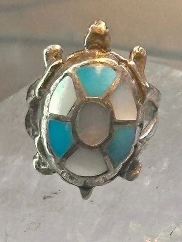 ZUNI TURTLE RING TURQUOISE MOTHER OF PEARL SIZE 6 STERLING SILVER WOMEN GIRLS: ZUNI TURTLE RING TURQUOISE MOTHER OF PEARL SIZE 6 STERLING SILVER WOMEN GIRLS Zuni turtle ring turquoise mother of pearl size 6 sterling silver women Size 6 Between a size 6 and a szie 6.25 Weight. 5.