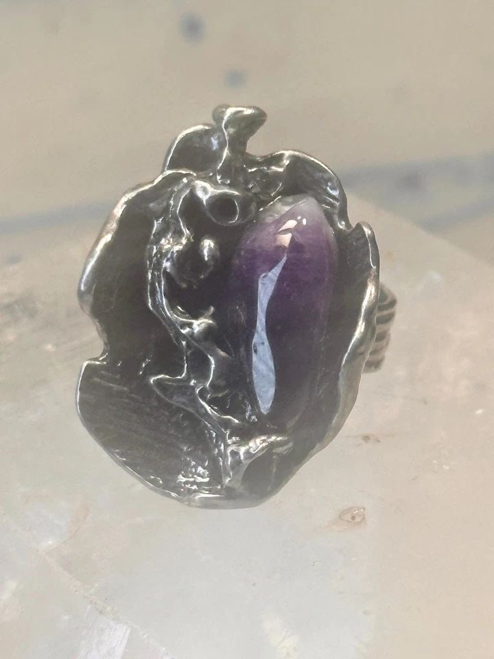 VINTAGE AMETHYST RING BRUTALIST BAND SIZE 5.5 STERLING SILVER WOMEN: VINTAGE AMETHYST RING BRUTALIST BAND SIZE 5.5 STERLING SILVER WOMEN Vintage amethyst ring brutalist band size 5.5 Sterling silver women Size 5.5 Weight 17.9g Length. 1 1/4" Width 7/8" Thinnest part of