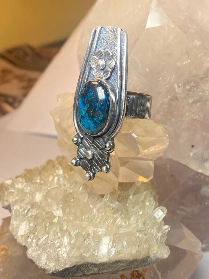 TURQUOISE ? RING SIZE 7.75 FLORAL LONG SOUTHWEST STERLING SILVER WOMEN: TURQUOISE ? RING SIZE 7.75 FLORAL LONG SOUTHWEST STERLING SILVER WOMEN Chrysocolla ? ring floral long southwest sterling silver women Size 7.75 Between size 7.75 and a size 8 Weight 11.1g Length. 1. 7
