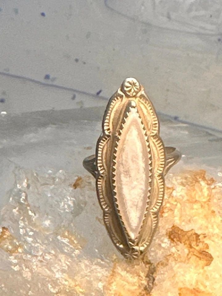 NAVAJO RING LONG MOTHER OF PEARL SIZE 8.5 STERLING SILVER WOMEN SIGNED A PAYTON: NAVAJO RING LONG MOTHER OF PEARL SIZE 8.5 STERLING SILVER WOMEN SIGNED A PAYTON Navajo ring long mother of pearl size 8.5 sterling silver women signed A Payton Size 8.50 Weight 6.7g Length 1. 1/2" Wid