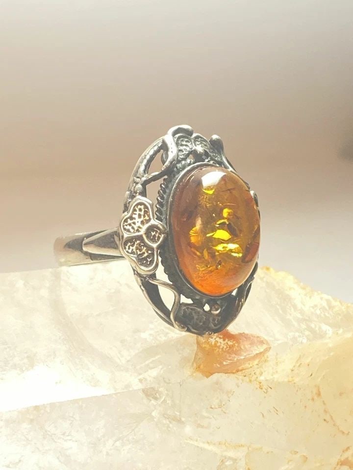 AMBER RING SIZE 8 FLORAL ART DECO STERLING SILVER WOMEN: AMBER RING SIZE 8 FLORAL ART DECO STERLING SILVER WOMEN Amber ring floral art deco sterling silver women Size 8 Weight 5.2g Length 1" Width. 5/8" Thinnest part of band 1/8"