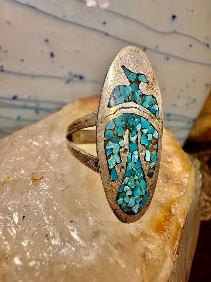 LONG PHOENIX RING SOUTHWEST TURQUOISE CHIPS SIZE 8 STERLING SILVER WOMEN: LONG PHOENIX RING SOUTHWEST TURQUOISE CHIPS SIZE 8 STERLING SILVER WOMEN Phoenix ring southwest turquoise chips size 8 sterling silver women Size 8 Weight 6.6g Length. 1. 3/8" Width 5/8" Thinnest part