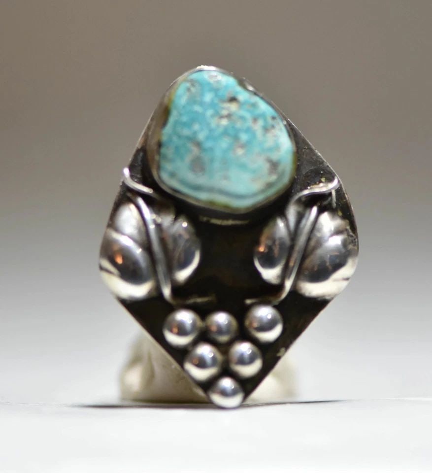TURQUOISE RING NAVAJO LEAVES FLORAL STERLING SILVER: TURQUOISE RING NAVAJO LEAVES FLORAL STERLING SILVER Turquoise ring Navajo leaves floral sterling silver size 6 Between a size 6 and a size 6.25 weight 10.8g Length of the ring 1 1/2" Width of the ring