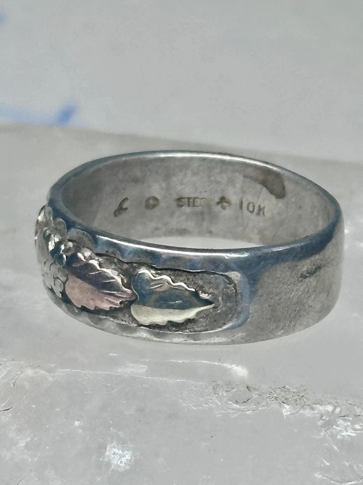 BLACK HILLS GOLD RING LEAVES WEDDING BAND SIZE 11.5 STERLING MEN WORN AS IS: BLACK HILLS GOLD RING LEAVES WEDDING BAND SIZE 11.5 STERLING MEN WORN AS IS Black Hills Gold ring leaves floral wedding band size 11.5 sterling men worn down AS IS Structurally Secure Size 11.50 Weigh