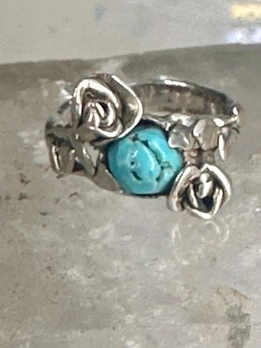 TURQUOISE RING FLORAL HANDMADE SIZE 5.75 STERLING SILVER WOMEN GIRLS: TURQUOISE RING FLORAL HANDMADE SIZE 5.75 STERLING SILVER WOMEN GIRLS Turquoise ring floral handmade size 5.75 sterling silver women girls Size 5.75 Weight 5.5g Widest part 1/2" Thinnest part of band 1