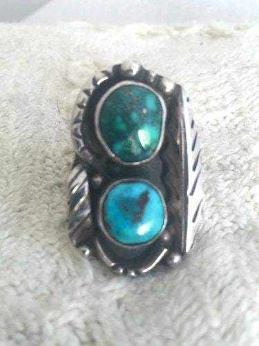 NAVAJO RING TURQUOISE SIZE 7.50 VINTAGE STERLING SILVER SOUTHWEST WOMEN: NAVAJO RING TURQUOISE SIZE 7.50 VINTAGE STERLING SILVER SOUTHWEST WOMEN Navajo ring Turquoise Size 7.50 Vintage Sterling Silver Southwest women Size 7.50 Weight 12.0g Length 1 3/8" Width 7/8"