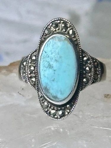 TURQUOISE RING MARCASITES BOHO SIZE 7.75 STERLING SILVER WOMEN: TURQUOISE RING MARCASITES BOHO SIZE 7.75 STERLING SILVER WOMEN Turquoise ring Marcasites boho size 7.75 sterling silver women Size 7.75 Weight 4.6g Length 1" Width 3/8" Thinnest part of band 5/32"
