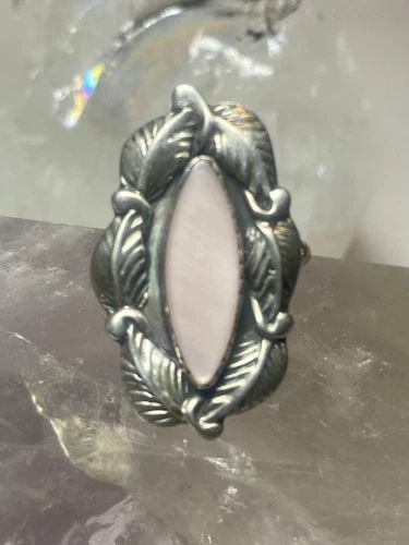 LONG MOTHER OF PEARL RING LEAVES NAVAJO STERLING SILVER WOMEN GIRLS: LONG MOTHER OF PEARL RING LEAVES NAVAJO STERLING SILVER WOMEN GIRLS long mother of pearl ring leaves Navajo sterling silver women girls Size 6 Weight 4.9g Length. 1 1/4" Width. 5/8" Thinnest part 1/8"