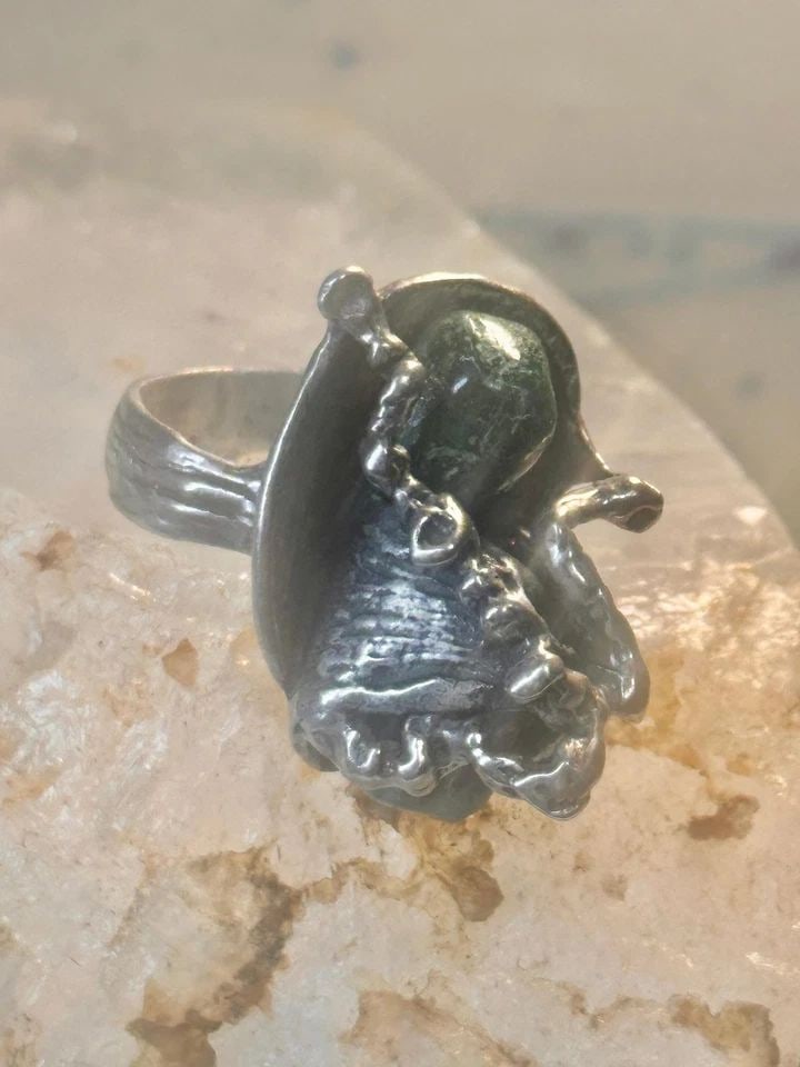 VINTAGE LONG BRUTALIST RING GREEN STONE HEAVY BAND SIZE 6.2 STERLING SILVER WOME: VINTAGE LONG BRUTALIST RING GREEN STONE HEAVY BAND SIZE 6.2 STERLING SILVER WOME Vintage long brutalist ring green stones heavy band size 6.25 Sterling silver women Size 6.25 Weight 19.2g Length. 1 5/