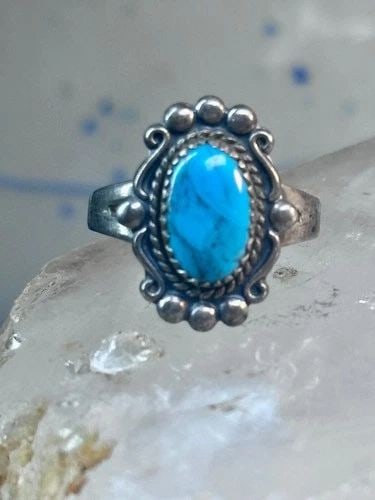 VINTAGE TURQUOISE RING NAVAJO SIZE 8.75 STERLING SILVER WOMEN GIRLS: VINTAGE TURQUOISE RING NAVAJO SIZE 8.75 STERLING SILVER WOMEN GIRLS Vintage Turquoise Ring Navajo size 8.75 sterling silver women girls Size 8.75 Weight 4.3g Length 3/4" Width 1/2" Thinnest part of ba