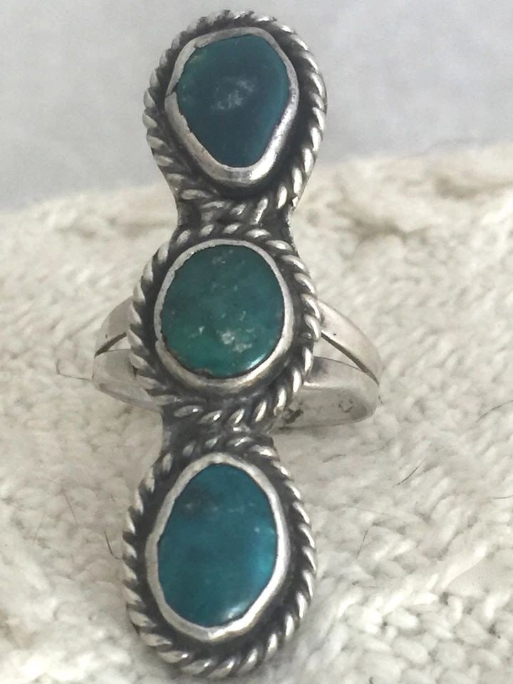 VINTAGE STERLING SILVER SOUTHWEST TRIBAL RING LONG TURQUOISE SIZE 6.25 6.2G: VINTAGE STERLING SILVER SOUTHWEST TRIBAL RING LONG TURQUOISE SIZE 6.25 6.2G Vintage Sterling Silver Southwest Tribal Ring Turquoise Size 6.25 Weight 6.2g Length 1 3/4" Width 1/2" Free First Class ship