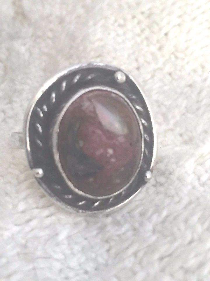 VINTAGE STERLING SILVER SOUTHWEST TRIBAL RING FIRE AGATE SIZE 8.75 4.7G: VINTAGE STERLING SILVER SOUTHWEST TRIBAL RING FIRE AGATE SIZE 8.75 4.7G Vintage Sterling Silver Ring Perhaps an agate or not Very Interesting formation- Looks like a conglomerate Size 8.75 Weight 4.7g