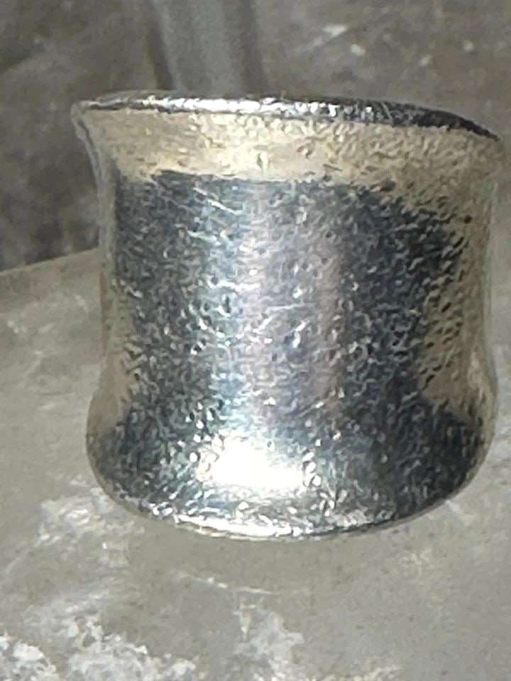 CIGAR BAND RING SIGNED MMA KNUCKLE BAND SIZE 6 STERLING SILVER WOMEN GIRLS: CIGAR BAND RING SIGNED MMA KNUCKLE BAND SIZE 6 STERLING SILVER WOMEN GIRLS Cigar Band ring signed MMA knuckle band size 6 sterling silver women girls Size 6 Weight. 6.7g Width 3/4" Thinnest part of ba