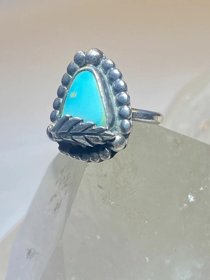 TURQUOISE RING SIZE 6 FEATHER NAVAJO SOUTHWEST STERLING SILVER: TURQUOISE RING SIZE 6 FEATHER NAVAJO SOUTHWEST STERLING SILVER Turquoise ring feather Navajo southwest sterling silver Size 6 Weight 6.6g Length. 7/8" Width 3/4" Thinnest part of band 1/8"