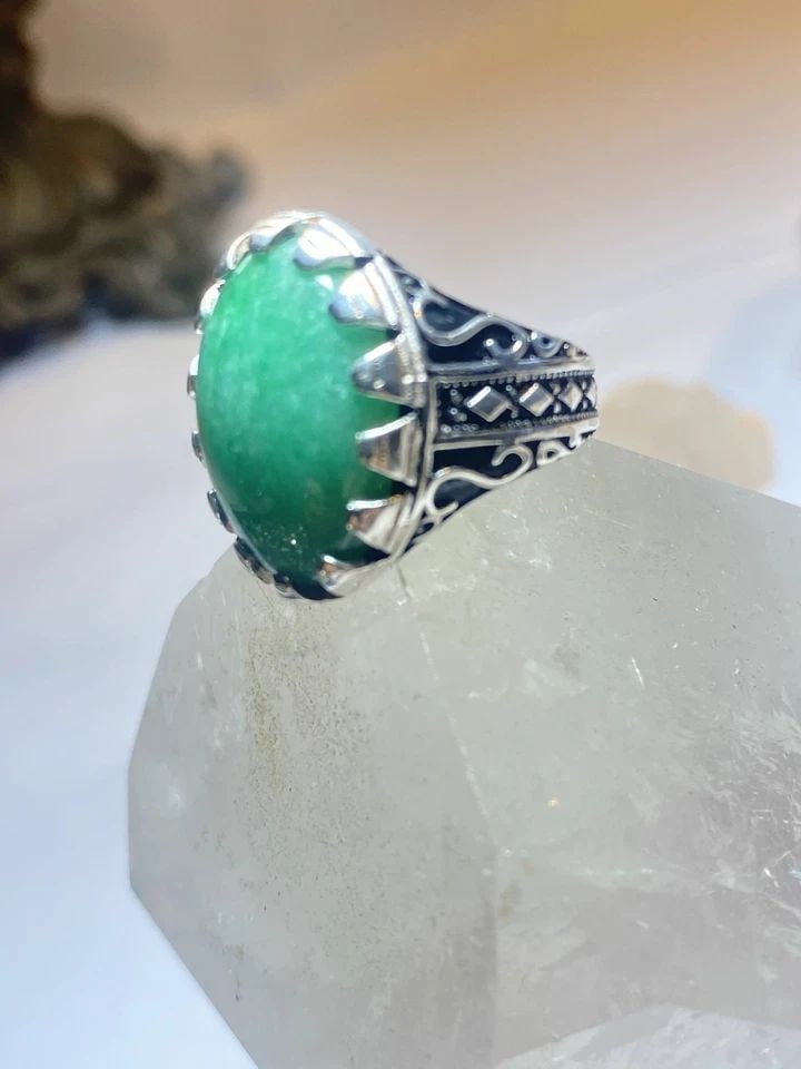 GREEN STONE RING SIZE 8.75 STERLING SILVER MEN WOMEN: GREEN STONE RING SIZE 8.75 STERLING SILVER MEN WOMEN Green stone ring sterling silver men women Size 8.75 Weight 6.8g Length 3/4" Width 1/2" Thinnest part of band 1/8"