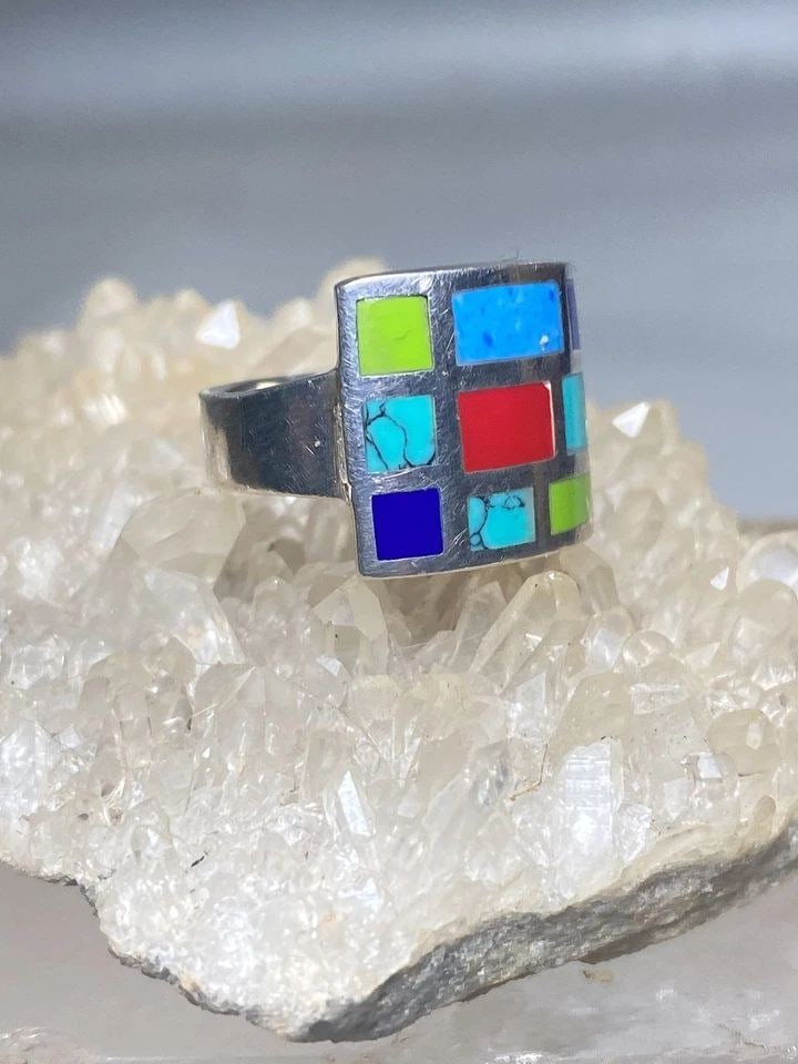 TURQUOISE RING SIZE 5.75 CORAL BAND SOUTHWEST STERLING SILVER WOMEN GIRLS: TURQUOISE RING SIZE 5.75 CORAL BAND SOUTHWEST STERLING SILVER WOMEN GIRLS Turquoise ring coral band southwest sterling silver women girls Size 5.75 Between a size 5.75 and a size 6 Weight. 4.1g Length