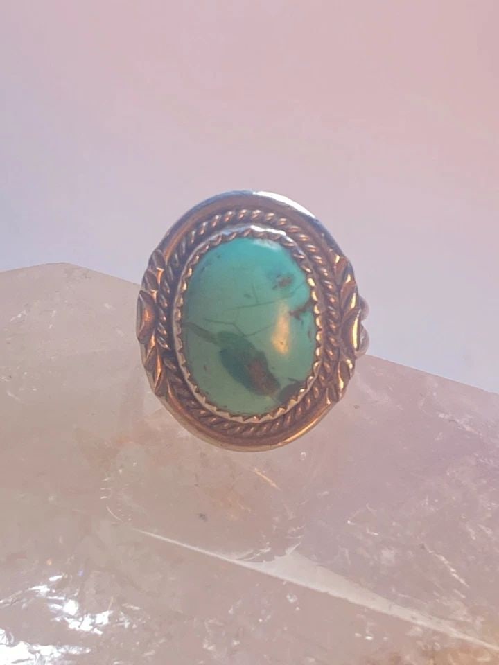 TURQUOISE RING SOUTHWEST STERLING SILVER WOMEN GIRLS SIZE 6: TURQUOISE RING SOUTHWEST STERLING SILVER WOMEN GIRLS SIZE 6 Turquoise ring southwest sterling silver women girls Band is slightly bent Wearable as is Size 6 Weight 5.5g Length. 7/8" Width. 3/4" Thinne