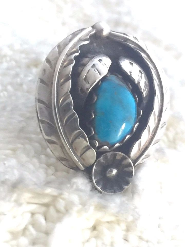 VINTAGE STERLING SILVER TURQUOISE SOUTHWEST RING SIZE 3.5 5.5G PINKIE TRIBAL: VINTAGE STERLING SILVER TURQUOISE SOUTHWEST RING SIZE 3.5 5.5G PINKIE TRIBAL Vintage Sterling Silver Turquoise Southwest Ring Size 3.5 Weight 5.5g Length 1 1/16" Width 7/8" Free First Clas