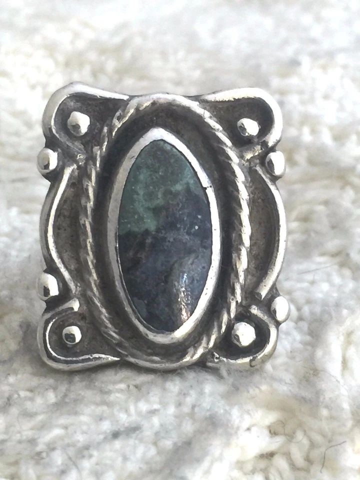 NAVAJO RING TURQUOISE SOUTHWEST RING SIZE 4.5 PINKIE VINTAGE STERLING SILVER: NAVAJO RING TURQUOISE SOUTHWEST RING SIZE 4.5 PINKIE VINTAGE STERLING SILVER Navajo ring Turquoise Southwest Ring Size 4.5 Pinkie Vintage Sterling Silver Size 4.5 Weight 8.3g Length 7/8" Width 3/4"