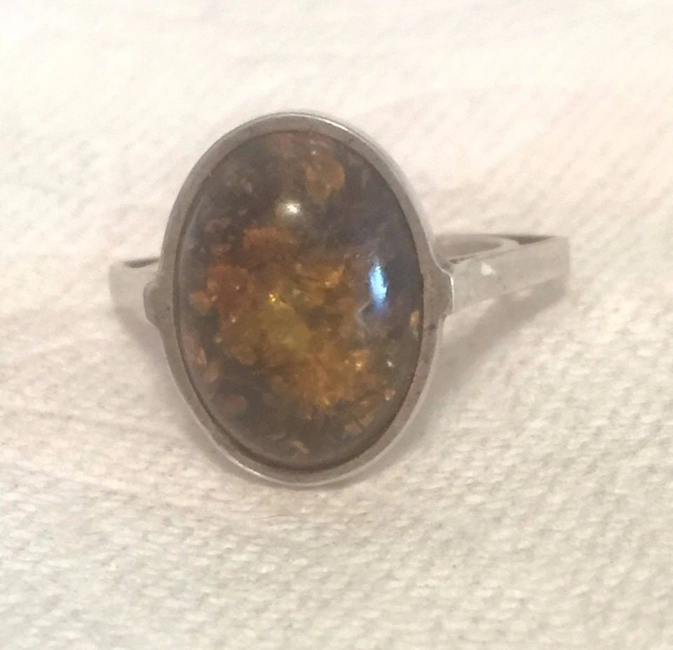 VINTAGE STERLING SILVER OVAL AMBER RING SIZE 7.75 5.2G: VINTAGE STERLING SILVER OVAL AMBER RING SIZE 7.75 5.2G Vintage Sterling Silver Oval Amber Ring Modern Size 7.75 Weight 5.2g Length 3/4" Width 1/2" Free First Class shipping and postal insurance is in