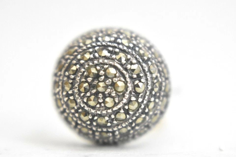 DOME RING ART DECO MARCASITES WOMEN BOHO STERLING SILVER SIZE 5.5: DOME RING ART DECO MARCASITES WOMEN BOHO STERLING SILVER SIZE 5.5 Dome ring Art Deco marcasites women boho sterling silver Size 5.5 Weight 4.5g Widest part of band 5/8" Thinnest part of band 1/8"