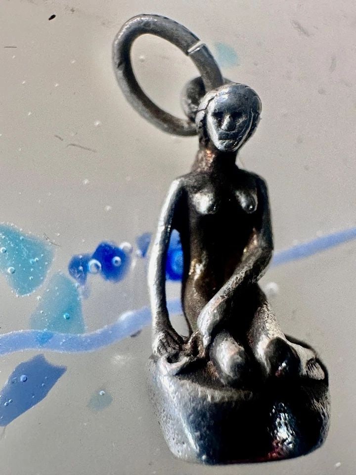 VINTAGE NAKED LADY ON A ROCK CHARM SIGNED DENMARK STERLING SILVER WOMEN: VINTAGE NAKED LADY ON A ROCK CHARM SIGNED DENMARK STERLING SILVER WOMEN Vintage Naked Lady on a rock charm Signed Denmark sterling silver women Length. 5/8" Width 3/8"