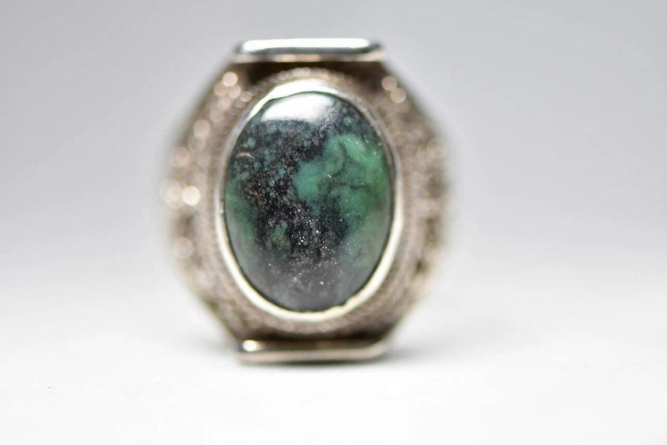 TURQUOISE RING BOHO BULKY CHUNKY STERLING SILVER WOMEN MEN SIZE 8.75: TURQUOISE RING BOHO BULKY CHUNKY STERLING SILVER WOMEN MEN SIZE 8.75 Turquoise ring boho bulky chunky sterling silver women Size 8.75 Between a Size 8.75 and a Size 9 Weight 11g Widest part of band 7/