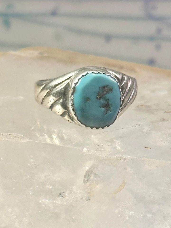 NAVAJO RING TURQUOISE SIZE 10.75 STERLING SILVER WOMEN GIRLS: NAVAJO RING TURQUOISE SIZE 10.75 STERLING SILVER WOMEN GIRLS Navajo Ring Turquoise size 10.75 sterling silver women girls Size 10.75 Weight 5g Length 1/2" Width 5/8" Thinnest part of band 3/32"