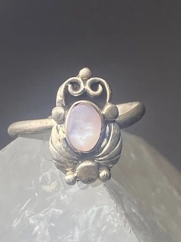 MOTHER OF PEARL RING SOUTHWEST PINKY STERLING SILVER WOMEN GIRL 0: MOTHER OF PEARL RING SOUTHWEST PINKY STERLING SILVER WOMEN GIRL 0 Mother of pearl Ring southwest pinky sterling silver women girl 0 Size 2.50 Weight 1.1g Length 1/2" Width 1/4" Thinnest part 3/32"