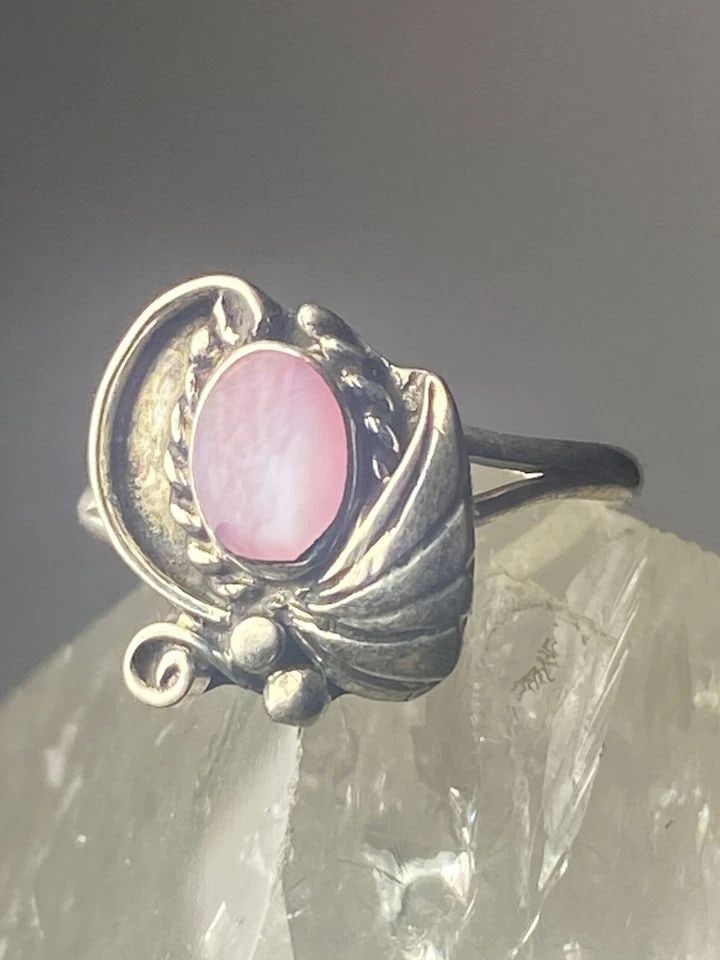 MOTHER OF PEARL RING LEAF SOUTHWEST PINKY STERLING SILVER WOMEN GIRL K: MOTHER OF PEARL RING LEAF SOUTHWEST PINKY STERLING SILVER WOMEN GIRL K Mother of pearl Ring leaf southwest pinky sterling silver women girl k Size 1 Weight 1.2g Length 1/2" Width 3/8" Thinnest part 3/