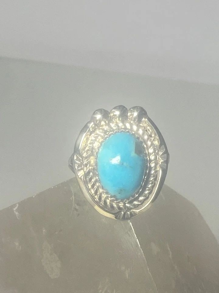TURQUOISE RING SOUTHWEST STERLING SILVER WOMEN GIRLS: TURQUOISE RING SOUTHWEST STERLING SILVER WOMEN GIRLS Turquoise ring southwest sterling silver women girls Size 7.75 Between a size 7.75 and a size 8 Weight 6g Length 15/16" Widest 3/4" Thinnest part 1