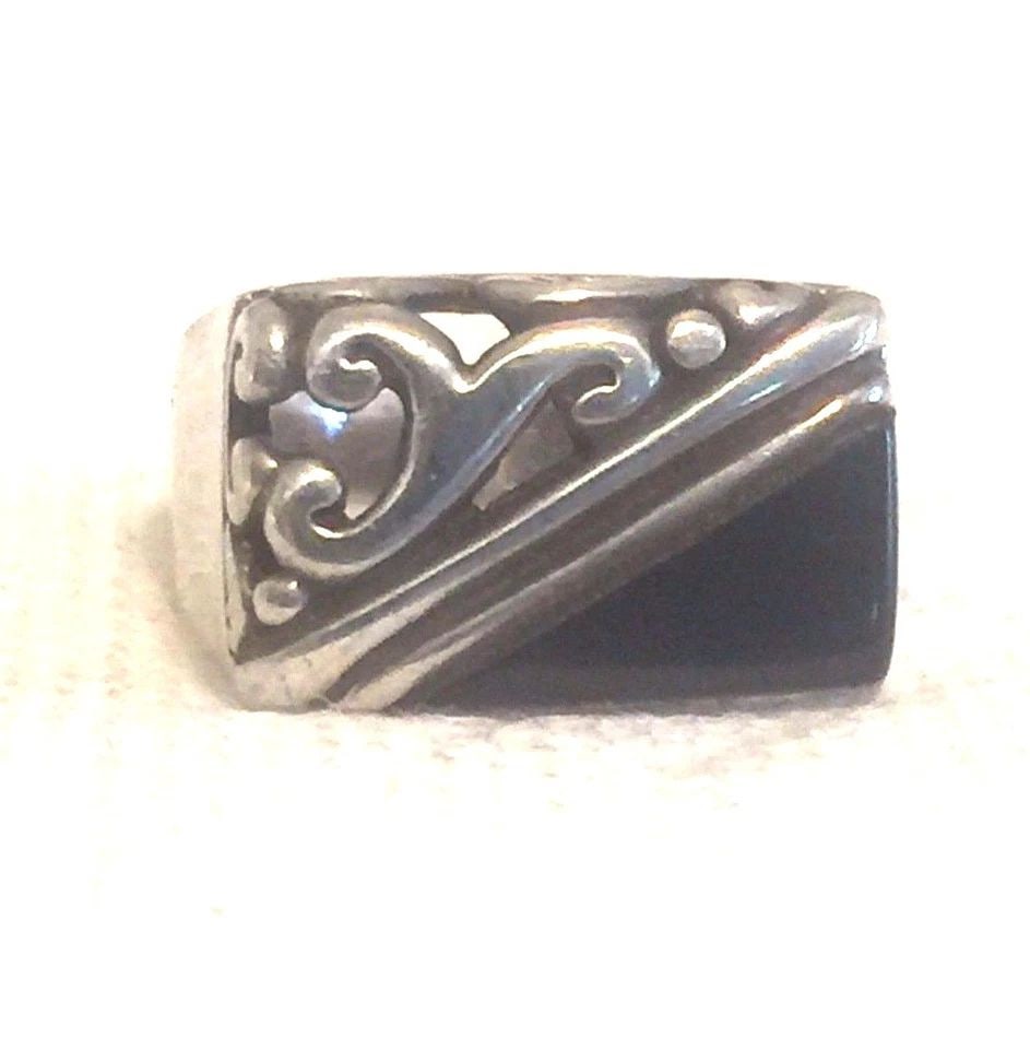 VINTAGE STERLING SILVER ONYX FLORAL RING SIZE 5.75 6.4G: VINTAGE STERLING SILVER ONYX FLORAL RING SIZE 5.75 6.4G Vintage Sterling Silver Onyx Floral Ring Size 5.75 Weight 6.4g Length 1/2" Width 5/8" Free First Class shipping and postal insurance is includ