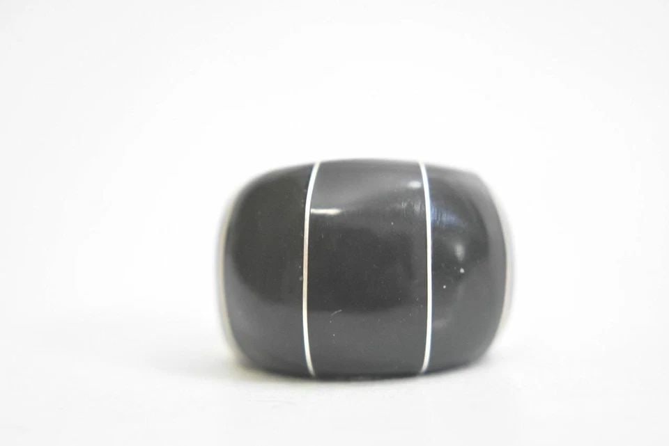 BLACK ONYX RING SIZE 5.50 DOME BAND WOMEN STERLING SILVER MEXICO SIZE 5.5: BLACK ONYX RING SIZE 5.50 DOME BAND WOMEN STERLING SILVER MEXICO SIZE 5.5 black onyx ring dome band statement women sterling silver Made in Mexico Size 5.5 Weight 7.3g Widest part of band 5/8" Thinnes