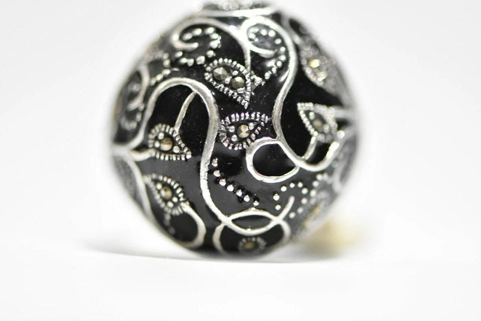 DOME RING MARCASITE FLORAL VINES STERLING SILVER WOMEN SIZE 7: DOME RING MARCASITE FLORAL VINES STERLING SILVER WOMEN SIZE 7 Dome ring marcasite floral vines sterling silver women Size 7 Weight 13g Widest part of band 7/8" Thinnest part of band 1/8"