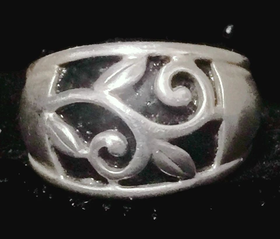 VINTAGE ONYX CIGAR BAND FLORAL STERLING SILVER RING SOUTHWEST BAND SIZE 7 FLOWER: VINTAGE ONYX CIGAR BAND FLORAL STERLING SILVER RING SOUTHWEST BAND SIZE 7 FLOWER Vintage Flower Vine Lacework Sterling Silver Onyx Ring Size 7 Weight 6.9g Widest Part of Band 1/2" Thinnest Part of Ban