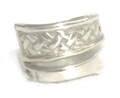 VINTAGE SPOON WOVEN STERLING SILVER RING WOMEN PINKY BAND SIZE 5.50: VINTAGE SPOON WOVEN STERLING SILVER RING WOMEN PINKY BAND SIZE 5.50 Vintage Spoon Ring Sterling Silver Woven Pinky Band Size 5.50 Between a Size 5.50 & Size 5.75 Weight 5.7g Widest Part of Band 9/16" 