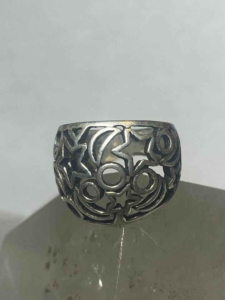 STARS RING STERLING SILVER CIGAR BAND WOMEN GIRLS: STARS RING STERLING SILVER CIGAR BAND WOMEN GIRLS Stars ring sterling silver cigar band women girls Size 5.50 Weight 5.9g Widest 3/4" Thinnest back of band 1/4"
