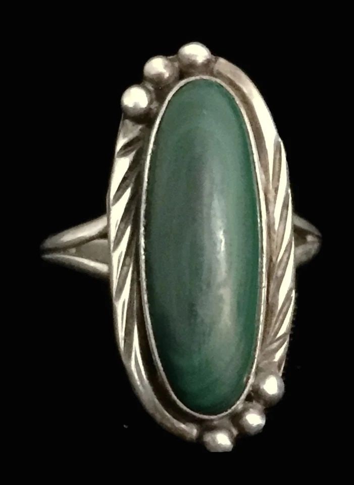 VINTAGE STERLING SILVER LONG MALACHITE SOUTHWEST RING SIZE 7.5 5.4G: VINTAGE STERLING SILVER LONG MALACHITE SOUTHWEST RING SIZE 7.5 5.4G Vintage Sterling Silver Long Malachite Southwest Ring Size 7.50 Weight 5.4g Length 1 1/8" Width 1/2" Ring is Delivered in a Gift Box