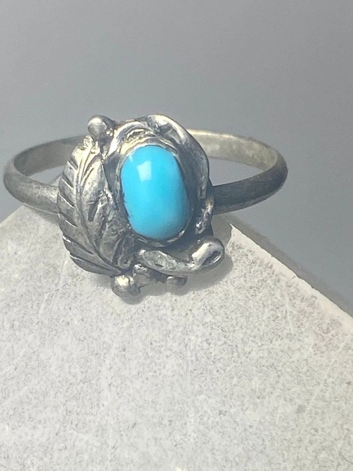 TURQUOISE RING LEAVES BAND SOUTHWEST STERLING SILVER WOMEN GIRLS D: TURQUOISE RING LEAVES BAND SOUTHWEST STERLING SILVER WOMEN GIRLS D Turquoise ring leaves band southwest sterling silver women girls d Size 2.50 Weight 1g Length 3/8" Width 5/16" Thinnest part of band 