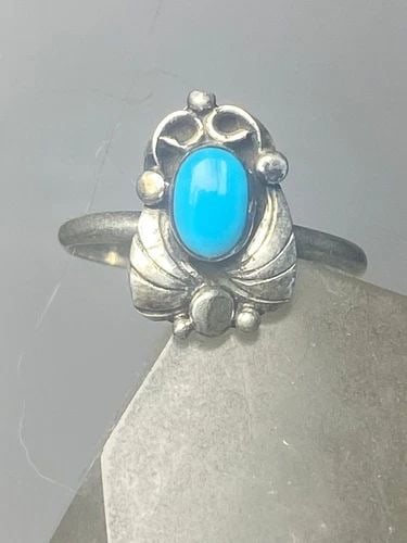 TURQUOISE RING LEAVES BAND SOUTHWEST STERLING SILVER WOMEN GIRLS E: TURQUOISE RING LEAVES BAND SOUTHWEST STERLING SILVER WOMEN GIRLS E Turquoise ring leaves band southwest sterling silver women girls e Size 2.75 Weight 1.1g Length 15/32" Width 1/4" Thinnest part of ba