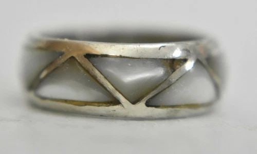 MOP RING WEDDING BAND SOUTHWEST MOTHER OF PEARL STERLING SILVER BOYS SIZE 4.50: MOP RING WEDDING BAND SOUTHWEST MOTHER OF PEARL STERLING SILVER BOYS SIZE 4.50 Zuni Ring Wedding band MOP Ring sterling silver pinky boys band Size 4.50 Between a Size 4.50 and Size 4.75 Weight 3.5g B