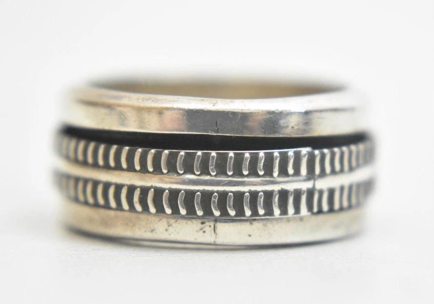 CHAIN SPINNER RING SIZE 8.25 STERLING SILVER WOMEN BIKER THUMB BAND: CHAIN SPINNER RING SIZE 8.25 STERLING SILVER WOMEN BIKER THUMB BAND Chain spinner ring sterling silver women biker thumb band size 8.25 Between a size 8.25 and size 8.50 weight 10.1g Band width 3/8" D