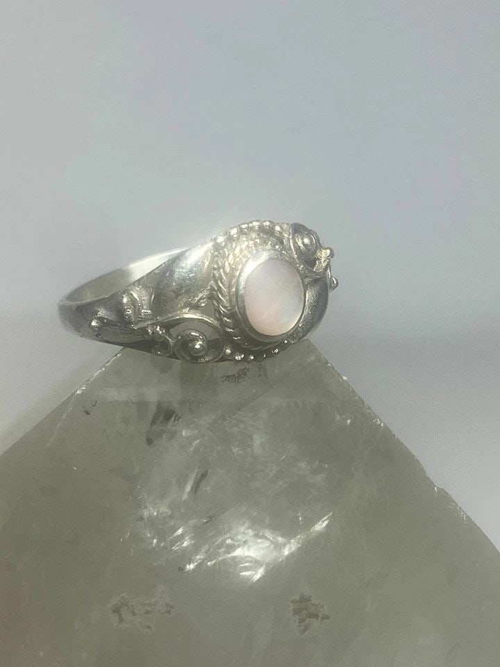 MOTHER OF PEARL RING SOUTHWEST BAND SLENDER STERLING SILVER WOMEN GIRLS: MOTHER OF PEARL RING SOUTHWEST BAND SLENDER STERLING SILVER WOMEN GIRLS Mother of Pearl ring southwest band slender sterling silver women girls Size 6.50 Weight 2.8g Length 3/4" Widest part 5/16" Thin