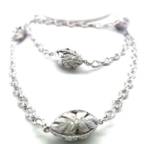 4.00CT H-VS1 DIAMOND 18K WHITE GOLD VINTAGE TEXTURED LEAF MOTIF LINK NECKLACE: 4.00CT H-VS1 DIAMOND 18K WHITE GOLD VINTAGE TEXTURED LEAF MOTIF LINK NECKLACE Title: This exquisite 18K white gold necklace showcases a beautifully refined vintage aesthetic, featuring intricately scu