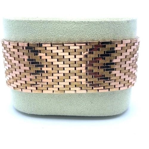 VINTAGE 94.10 GRAMS 18 KARAT TWO TONE GOLD RETRO BRACELET: VINTAGE 94.10 GRAMS 18K TWO TONE GOLD RETRO BRACELET MULTI-TONE GOLD Title: 18 Karat Two Tone Gold Retro Bracelet Style: Retro Metal: 18 Karat Two Tone Gold Dimension: 7.5"WIDE-0.95IN Weight: 94.1 Gra