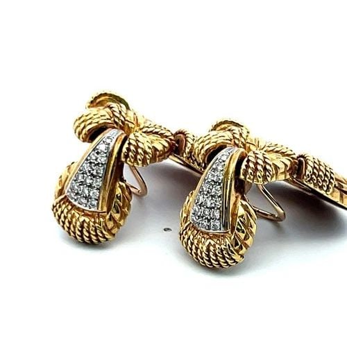 VINTAGE 0.36CT ROUND BRILLIANT DIAMOND 18K YELLOW GOLD TEXTURED DROP EARRINGS: VINTAGE 0.36CT ROUND BRILLIANT DIAMOND 18K YELLOW GOLD TEXTURED DROP EARRINGS PRODUCT DESCRIPTION Title: These exquisite vintage 18K yellow gold drop earrings showcase a luxurious quilted texture and 