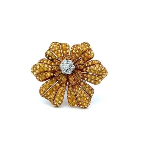 VINTAGE 18K GOLD FLOWER COCKTAIL RING 0.75 DIAMOND AND 15.61 CARAT SAPPHIRE: VINTAGE 18K GOLD FLOWER COCKTAIL RING 0.75 DIAMOND AND 15.61 CARAT SAPPHIRE Detailed Description: Embrace vintage glamour with this stunning cocktail ring featuring a vivid 15.61-carat Ysap gemstone, 