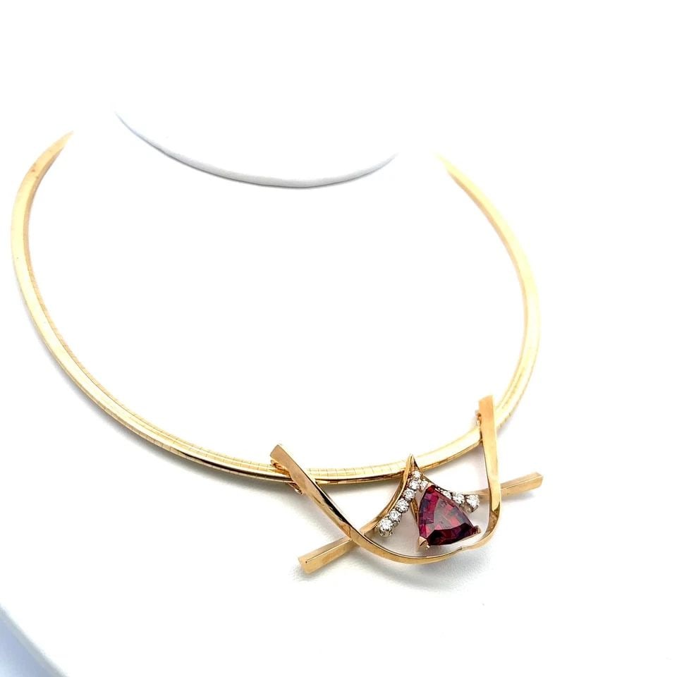 14K YELLOW GOLD COLLAR NECKLACE WITH 0.5CT ROUND G VS DIAMONDS AND 7CT RUBY: 14K YELLOW GOLD COLLAR NECKLACE WITH 0.5CT ROUND G VS DIAMONDS AND 7CT RUBY 14K YELLOW GOLD COLLAR NECKLACE WITH 0.5CT ROUND G VS DIAMONDS AND 7CT RUBY PRODUCT DESCRIPTION Video: Video Link Detailed D