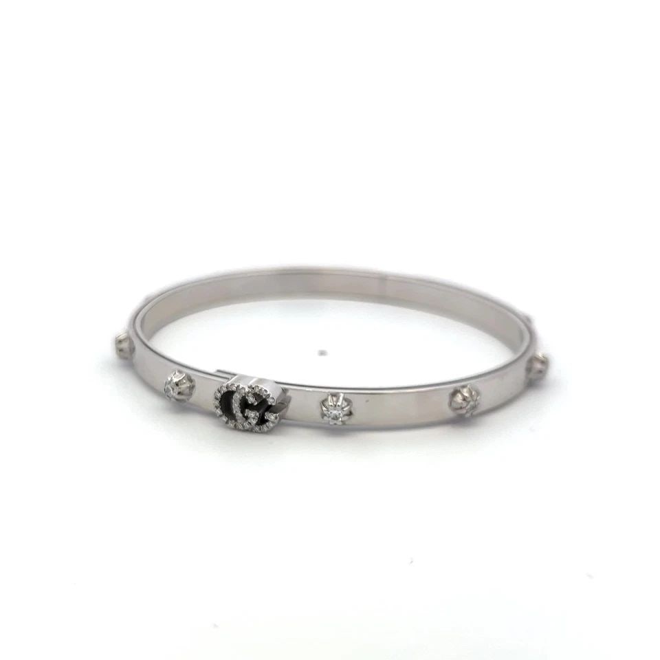 GUCCI VINTAGE 18K WHITE GOLD BANGLE BRACELET WITH 1.50 CARAT F-VS DIAMOND: GUCCI VINTAGE 18K WHITE GOLD BANGLE BRACELET WITH 1.50 CARAT F-VS DIAMOND Designer: GUCCI Detailed Description: Elegant Estate Jewelry Enhance your jewelry collection with this vintage Gucci bangle, c